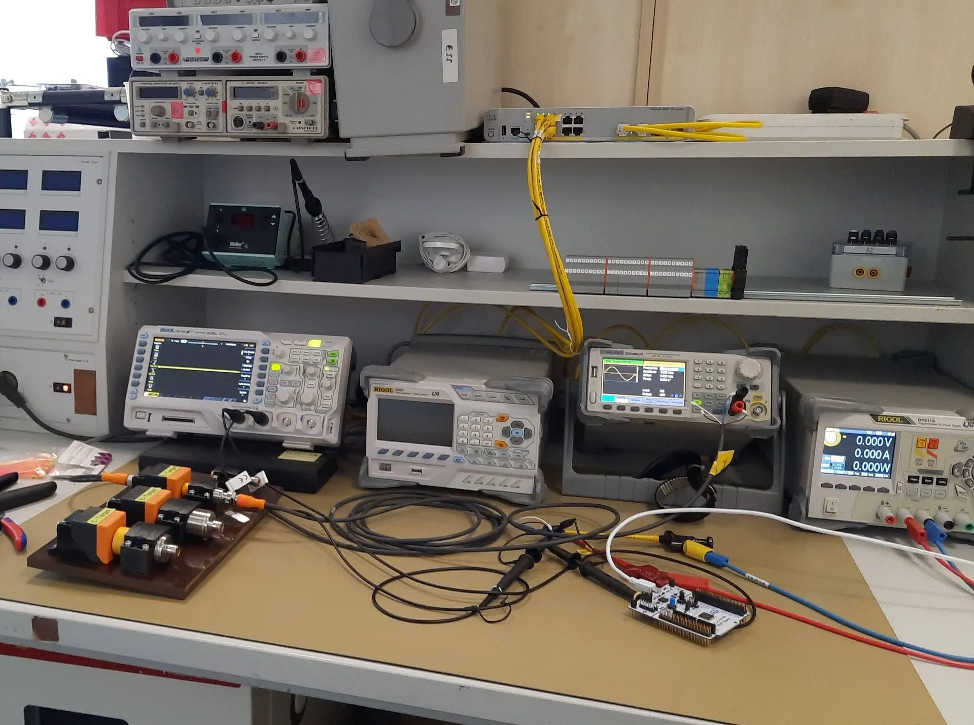 Elektronik-Messplatz mit Oszilloskop, Signalgenerator, Labornetzteil und Prüfling