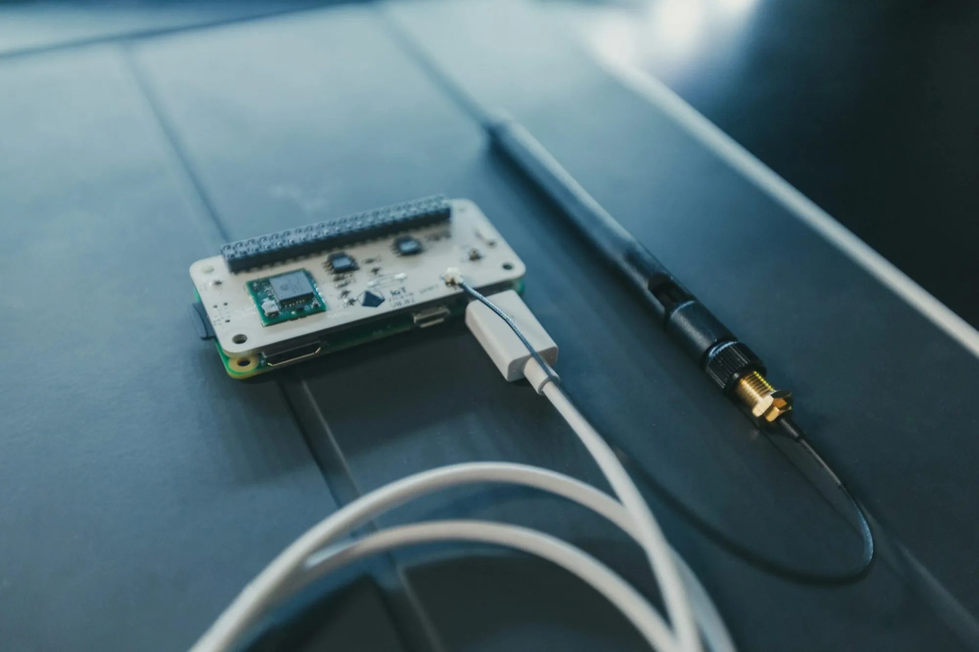 LoRa-Funkmodul auf einem Einplatinenrechner mit angeschlossener Antenne auf dunkler Oberfläche